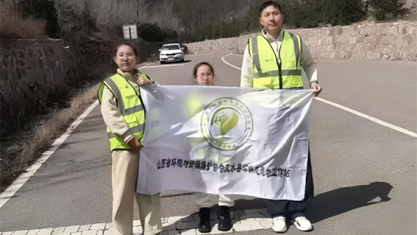 净山护绿法润西山 文水县爱心帮扶志愿者协会以行动绘就生态画卷走进文水县西山公园，开展捡拾白色垃圾守护青山环境的环保志愿活动