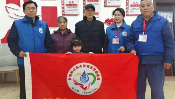 上门免费理发 长治市小雨点公益志愿者协会志愿者在二月二为老人上门免费理发还要定期的经常性的把这项便民活动更深入的开展下去