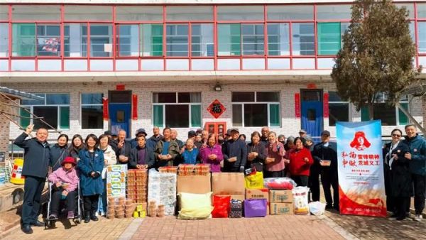 太原市龙城义工组织志愿者去寿阳县石河村养老院学雷锋活动关爱老人是藏在每一次耐心陪伴每一个举动里的温柔