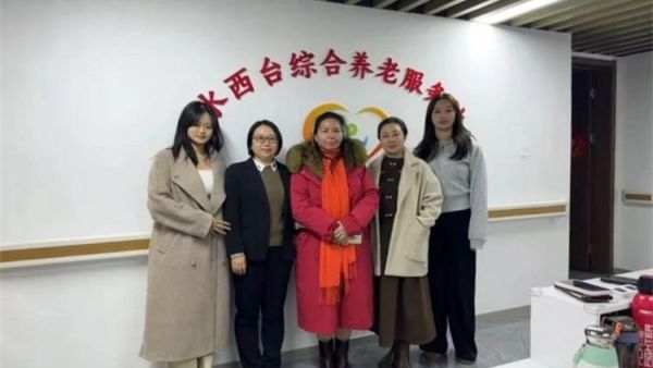 长治市正能量公益协会海燕教育培训团队走进天津市虹桥区水西台综合养老服务站进行慰问对站内安享晚年的老妈妈们的进行了一对一的精神心灵慰藉