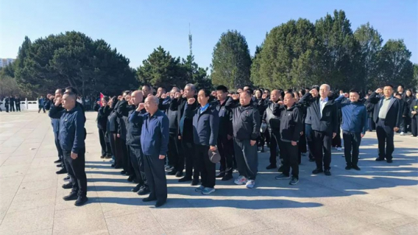 太原环卫清洁转运中心组织全体职工怀着崇敬之情前往太原市解放纪念馆牛驼寨革命烈士陵园开展祭奠英烈活动