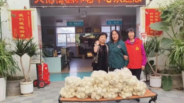 小小馒头传大爱公益暖心润忻州----忻州阳光爱心公益团队携手爱心人士筹备的3000个爱心馒头送到天伦松鹤养老院、福寿康养老院及特殊教育学校