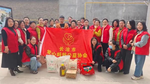 春风送暖润心田----长治市爱心妈妈协会深入上党区走访慰问困难家庭捐赠慰问金和米面等在场的爱心妈妈们从口袋中掏出慰问金表达对困难家庭的关心与支持