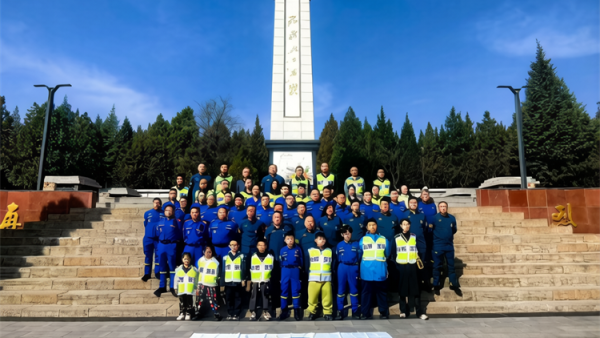 山西蓝天救援队志愿者3月29日去黄坡烈士陵园为解放太原的烈士们扫墓缅怀先烈珍爱和平