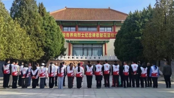 笔笔绘金光念念敬忠魂----吕梁市中志协救援队联合吕梁多支公益队伍赓续红色血脉齐聚凤山革命烈士陵园为陵园内80余块烈士墓碑精心描金致敬英烈告慰忠魂