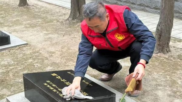 太原市杏花岭区杏花红志愿者服务中心组织志愿者去牛驼寨烈士陵园擦碑打扫卫生纪念革命先烈