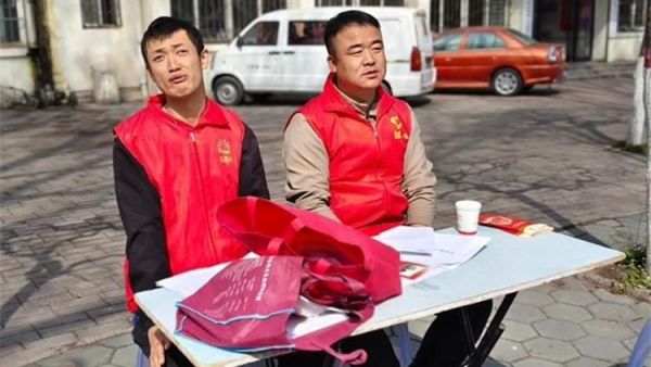 长治市阳光困境儿童帮扶协会联合长治市红十字无偿献血志愿服务队钢城队举办学雷锋无偿献血志愿服务活动