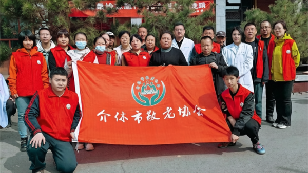 介休市敬老协会敬老爱老助老活动——3月28日走进洪山镇洪山村为老人免费理发体检践行为老服务理念将孝善行服务持之以恒推进