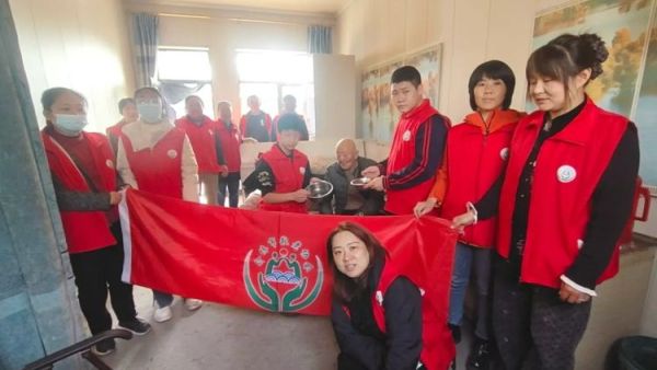 介休市敬老协会组织志愿者来到洪山镇洪山村入户80岁特困李逢春老人家里为老人打扫室内外卫生理发做饭包饺子