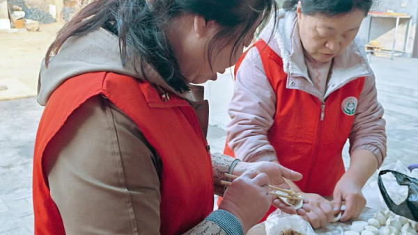 介休市敬老协会志愿者走进洪山镇洪山村入户80岁特困宋根生老人家为老人打扫室内外卫生做饭包饺子