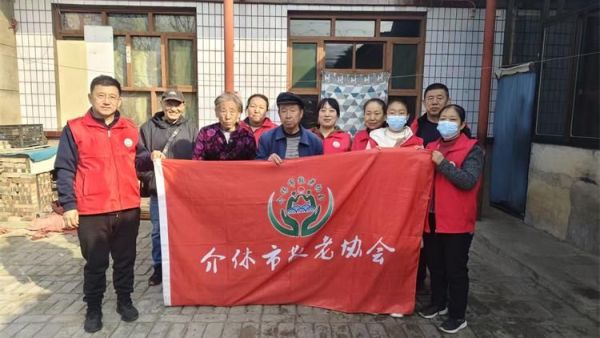 介休市敬老协会志愿者在洪山镇洪山村入户80岁特困李学洪老人家中为老人打扫室内外卫生、做饭包饺子还为老人带来麻花、饼干、方便面、猪肉、鸡蛋