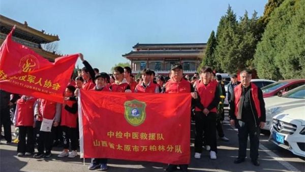 山西省中检中医泓修堂家庭保健医生太原培训基地组织志愿者在太原黄坡烈士陵园祭扫英烈敬献鲜花参观英烈陈列馆