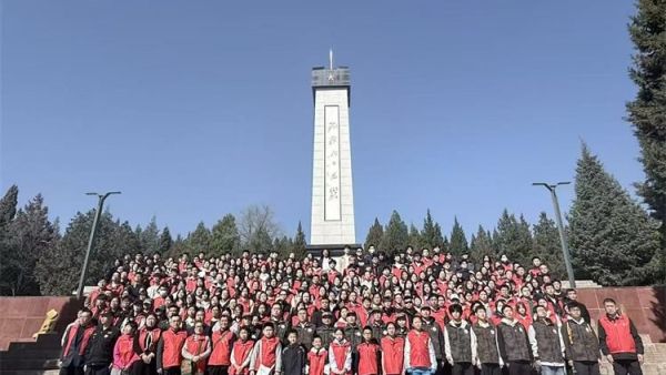 清明寄哀思英烈永铭记----太原市关爱退役军人协会联合山西省学雷锋总队志愿者清明节在黄坡革命烈士陵园追忆先烈们抛头颅洒热血的峥嵘岁月感悟今日和平生活的来之不易