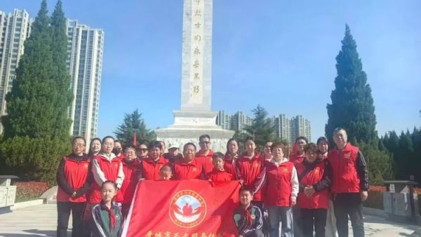 晋城市为老服务协会怀着感恩与敬仰之情齐聚晋城市烈士陵园缅怀为民族解放人民幸福献出生命的革命先烈让我们以为老服务为纽带传承红色精神践行志愿使命