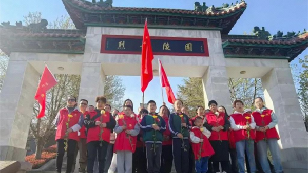 晋城市为老服务协会、晋城市慈善总会同行志愿服务队开展祭扫烈士陵园主题活动将敬仰之情转化为为老服务与公益慈善的实际行动在公益道路上坚守初心砥砺前行