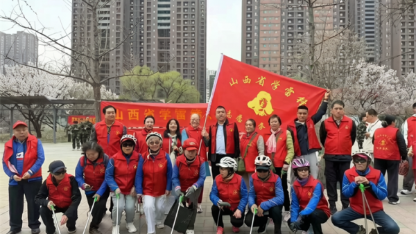 学雷锋践初心净环境助文明 山西省学雷锋志愿服务总队多方联动绘就龙城文明新画卷志愿者们在长风西街举行道路清洁志愿服务行动