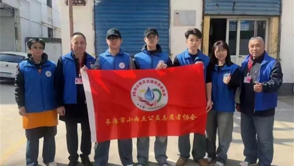 春风送暖 长治市小雨点公益志愿者协会志愿者来到隆福饭店免费素食餐厅为那里的老年人进行义务理发帮厨活动