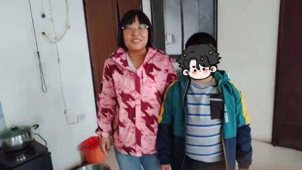 爱心妈妈情暖三月一件新衣一份期盼 文水县爱心帮扶志愿者协会走访慰问了困境儿童小博、小哲为他们送去了博希和童款外套用温暖的衣物为孩子们的春日增添一份呵护与关爱