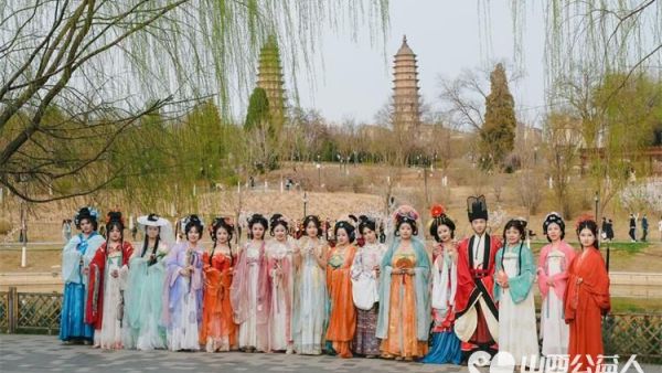 双塔花朝完美收官百人霓裳共醉春 由太原市华礼启元礼乐婚俗团队核心人物杜雪艳联合传礼汉服、山西汉文化社共同发起的山西太原双塔花朝节在双塔公园圆满落下帷幕