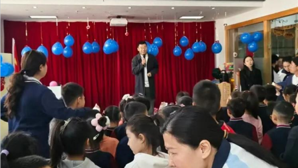 太原爱思乐知生态幼儿园携手山西心予康复园在第19个世界孤独症日开展爱心活动以温暖陪伴传递善意用实际行动诠释包容上演了一场充满温情的童心共融之旅