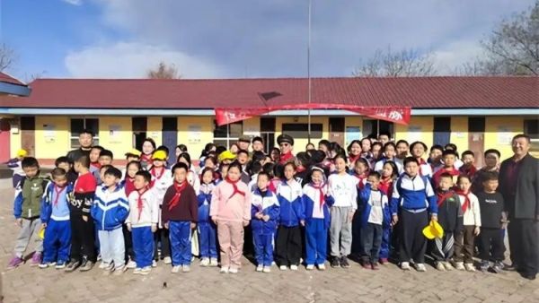 薪火相传守初心红色基因润童心----山西雷锋宣讲团曹继红及抗美援朝老英雄吕良莅临尖草坪区东方小学以英雄故事为桥以红色精神为炬为全体少先队员呈上一场震撼心灵的精神洗礼