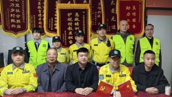 山西省黑龙江商会对太原市绿舟应急救援促进中心进行爱心公益物资捐赠向太原绿舟捐赠了一批队服太原绿舟回赠了锦旗表示感谢