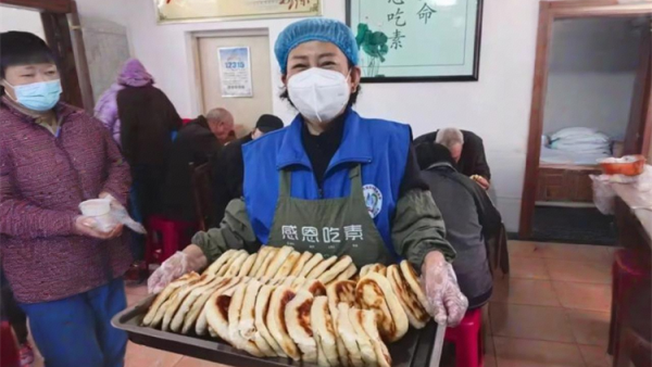 三百个烧饼的温度 长治市小雨点公益志愿者协会给长治市雨花斋二部那里的老人赠送三百个烧饼烧饼没有标价却比任何商品都珍贵