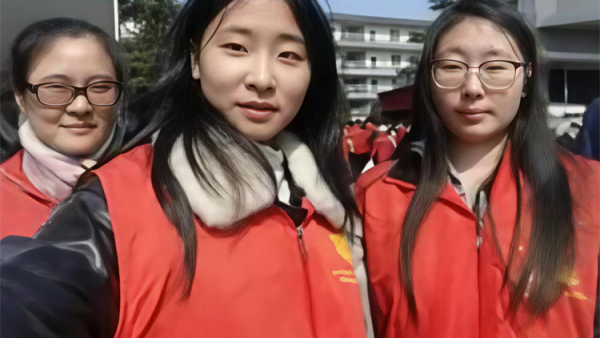 2026年3月阳泉义工在北大街小学的校门外护学岗服务共同维护校园周边交通秩序守护着小学生的上学平安路