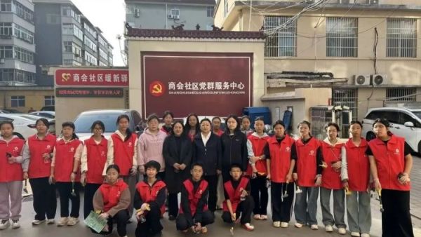 临汾市文明交通志愿者协会联合临汾一中2516班学生在志愿队长带队下走进商会社区清理小广告整治环境卫生