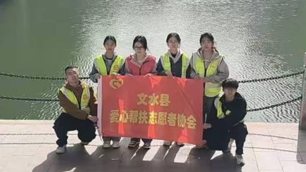 文水县爱心帮扶志愿者协会组织青年突击队4月5日开展文峪河生态保护志愿服务活动以实际行动守护母亲河