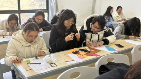 石楼县青年志愿者协会联动南京大学社会学院志愿者团队开展的“一信相连”学雷锋月书信交流活动让石楼县新世纪希望小学的孩子们收获了满满的温暖与感动