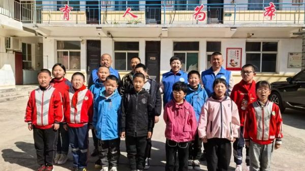 长治市小雨点公益志愿者协会向平顺县虹梯关乡芣兰岩小学学生捐赠运动鞋139双