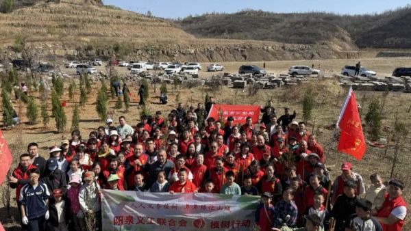 播种绿色关爱自然----阳泉市义工联合会开展第21届义务植树活动共190多人来到汉河沟村植树基地一起栽下绿色栽下希望掀起春季绿化新高潮