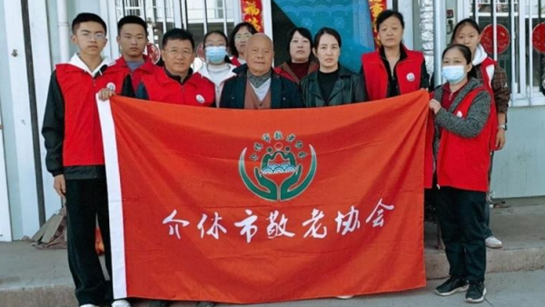 介休市敬老协会志愿者走进张兰镇旧堡村入户82岁特困侯西林老人家为老人打扫室内外卫生做饭包饺子并送去爱心人士捐赠的苹果、梨一袋