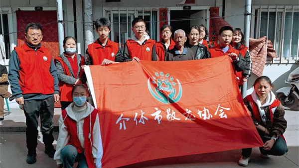 介休市敬老协会组织志愿者走进张兰镇旧堡村入户80岁特困赵金良老人家为老人打扫室内外卫生做饭包饺子