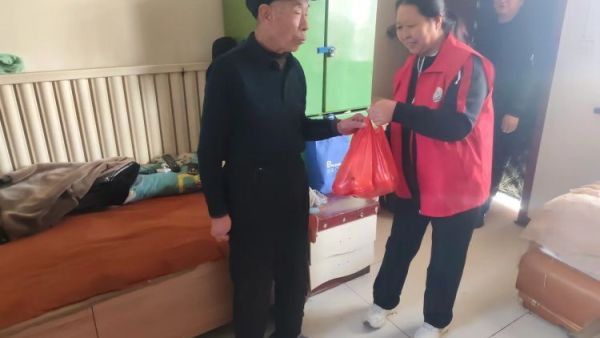 介休市敬老协会4月4日走进张兰镇旧堡村入户83岁特困赵吉美老人家为老人打扫室内外卫生做饭包饺子