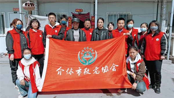 介休市敬老协会志愿者走进张兰镇旧堡村入户83岁特困侯春明老人家为老人打扫室内外卫生送去爱心人士捐赠的苹果、梨一袋