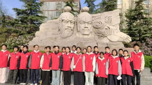 青春助力创城文明交通同行 临汾市第一中心校2509班戚怡然等30名同学联合临汾市文明交通志愿者协会为创建文明城市增光添彩