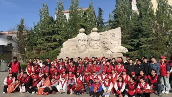 铲除牛皮癣焕新社区面貌----临汾市文明交通志愿者协会志愿者用实际行动助力创城攻坚走进尧都区商会社区尧医佳苑小区开展小广告集中清理志愿服务活动