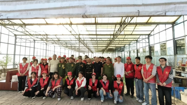 绿色馈赠英雄礼赞----太原市新时代雷锋基地绿色关怀计划启动新时代雷锋团团长赵海生向与会的老英雄与模范代表赠送了种植的纯绿色无公害蔬菜及新鲜水果