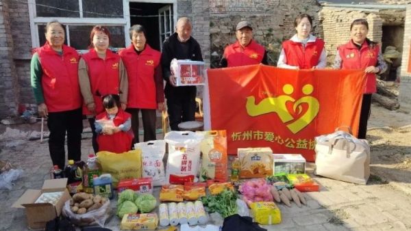 情暖桑榆！七旬孤寡老人迎人生首次生日庆祝忻州市爱心公益协会志愿者赴代县阳明堡镇东关村温情相伴村民也赶来见证这温暖一幕为志愿者们爱心举动称赞