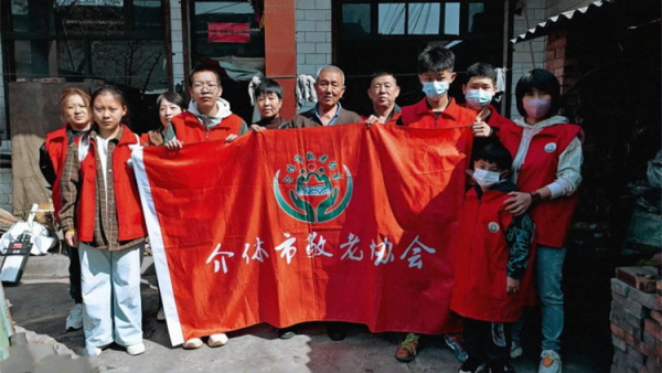 介休市敬老协会组织志愿者走进张兰镇穆家堡村入户81岁特困南清恭老人家为老人打扫室内外卫生做饭包饺子