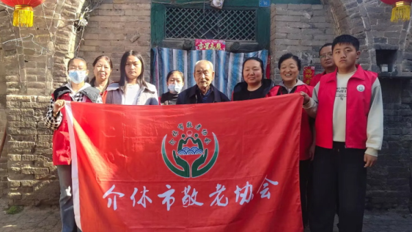 介休市敬老协会在张兰镇板峪村入户81岁特困郝正茂老人家中为老人打扫室内外卫生做饭包饺子