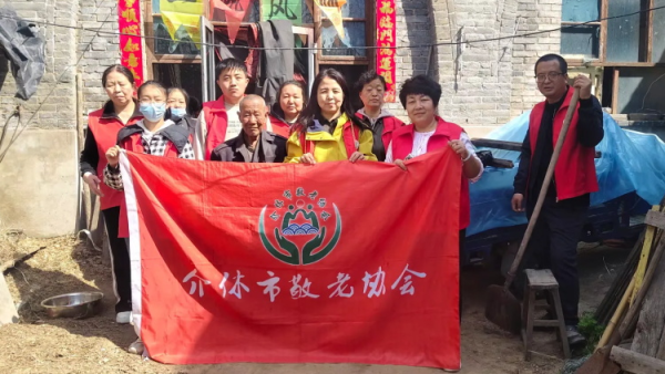 介休市张兰镇下李候村走来介休市敬老协会志愿者入户84岁特困张乾文老人家中为老人打扫室内外卫生理发送上新被褥爱心饺子一份