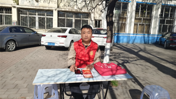 无偿献血爱满钢城 长治市阳光困境儿童帮扶协会韩鹏伟、孟宪洲在长钢工会门口配合长治市中心血站开展义务献血志愿服务宣传活动