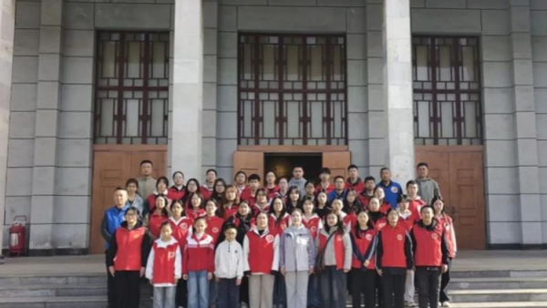 缅怀革命先烈传承红色基因----长治市义工协会书带领志愿者及青少年代表走进太行太岳烈士陵园开展清明祭扫主题活动深切缅怀革命先辈的丰功伟绩