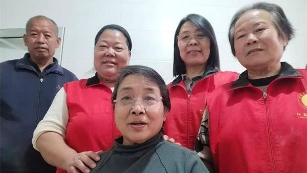 阳泉市义工联合会组织义工服务平定水磨湾服务对象张翠兰给大姐包白菜猪肉馅扁食把爱传递让善美爱心无声延续
