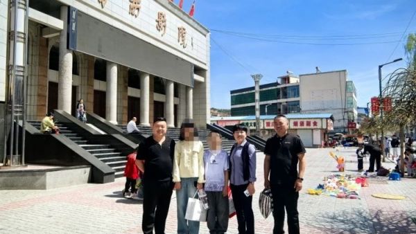 爱心筑暖巢善意润童心----石楼县青年志愿者协会联合石楼县国良汽修厂正式成立国良关爱基金把第一份温暖送到困境姐弟俩的身边资助了水果馒头粮油等生活物资