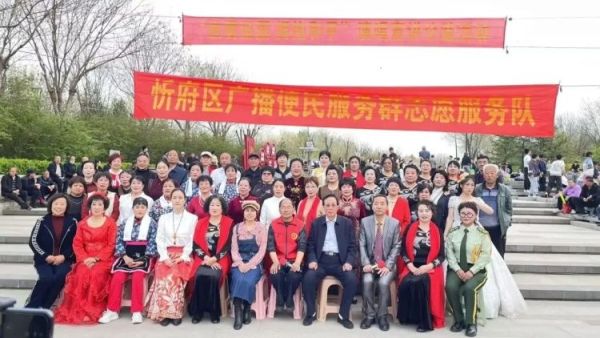 忻府区广播便民群在体育公园举办热爱祖国拥抱和平主题宣讲演唱公益活动抒发了爱国情怀弘扬了和平理念丰富了社区文化生活