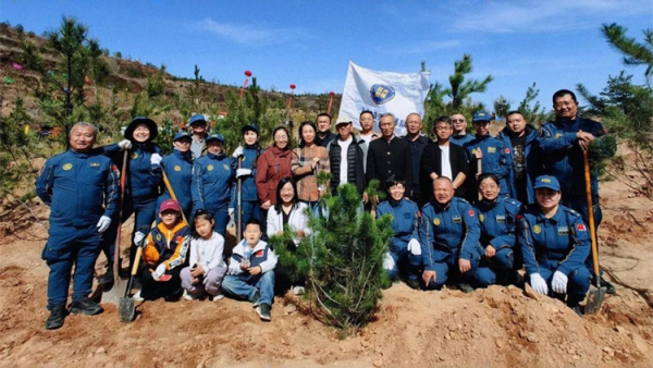落实双碳行动植绿守护吕梁----吕梁蓝天救援队在离石区信义镇康家岭村泰瑞农场山上积极参与义务植树活动为吕梁生态建设添绿赋能